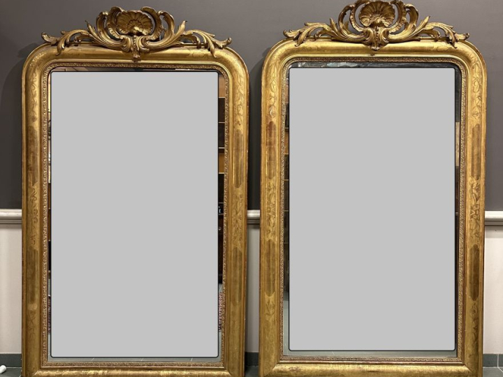 Paire de glaces de cheminée Napoléon III en bois et stuc doré, à décor