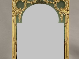 Vente aux enchères Belle glace Napoléon III de style Rocaille en bois sculpté et doré, à 