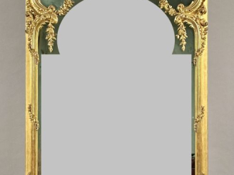 Vente aux enchères Belle glace Napoléon III de style Rocaille en bois sculpté et doré, à 