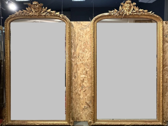 Vente aux enchères Rare paire de glaces Napoléon III en bois et stuc doré, à décor de feu