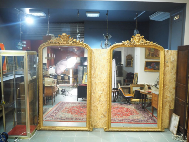 Rare paire de glaces Napoléon III en bois et stuc doré, à décor de feu