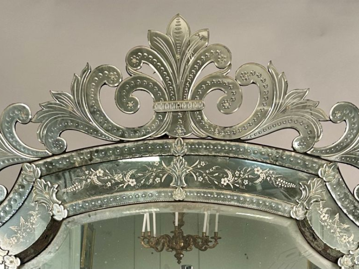 Grande et spectaculaire glace de cheminée en verre de Venise, à décor 