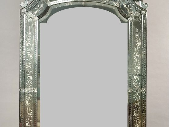 Grande et spectaculaire glace de cheminée en verre de Venise, à décor 