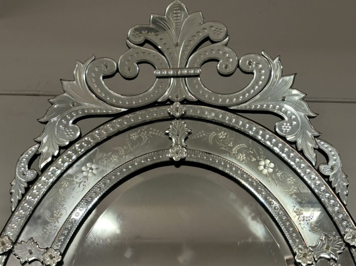 Glace ovale en verre de Venise 1900, à décor de feuillage, de fleurs e