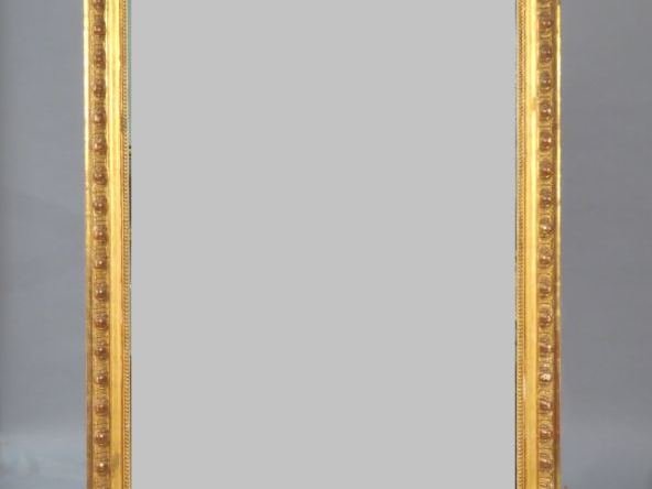 Glace de cheminée Napoléon III en bois et stuc doré à décor de perles 