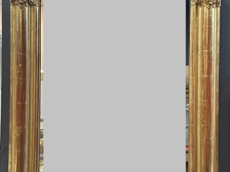 Vente aux enchères Glace Napoléon III, cadre en bois et stuc doré, à décor de fleurettes 