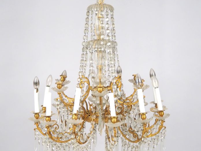 Lustre à pampilles fin XIXème en métal doré et cristal, éclairant à di