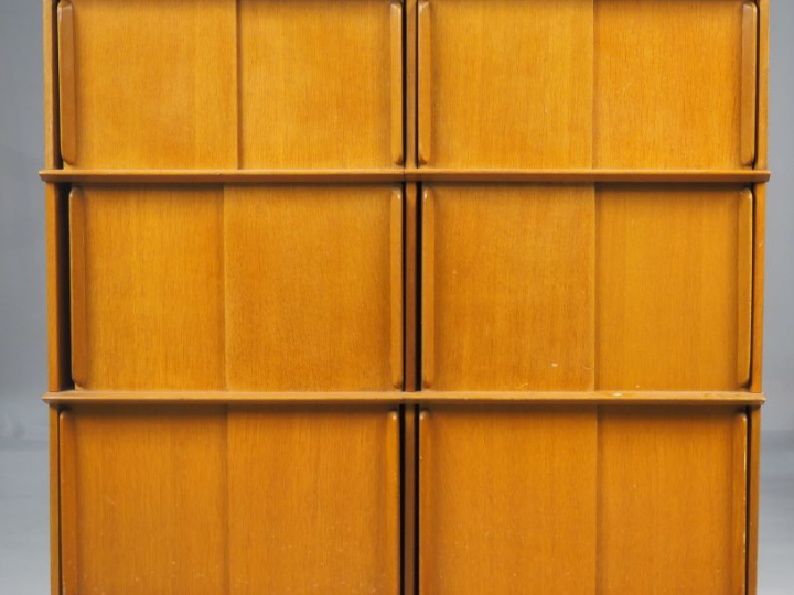 Meuble bas Oscar 1950 en chêne.  Dim. 114 x 121 x 33 cm