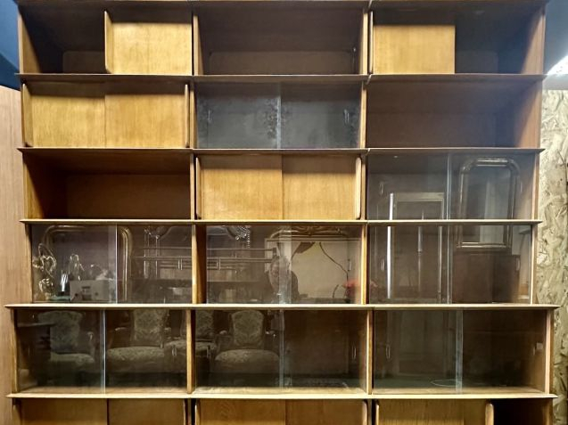 Bibliothèque Oscar 1950 en chêne et verre. Dim. 252 x 226 x 43 cm