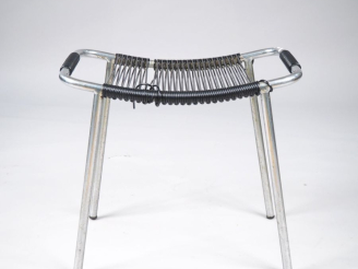 Vente aux enchères Tabouret scoubidou années 60 en plastique noir et métal chromé.