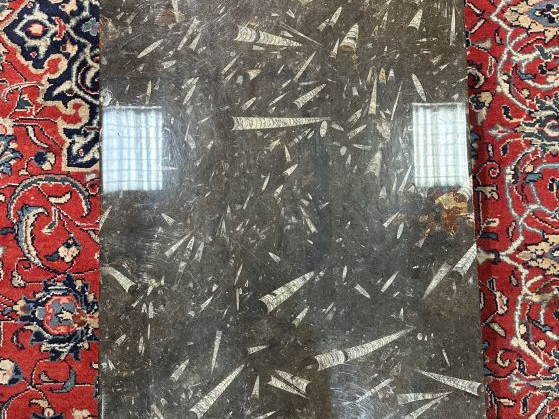 Table basse 1970 en métal chromé, plateau en verre fumé. Dim. 35 x 96 