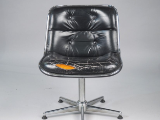 Vente aux enchères Chauffeuse Pollock pour Knoll garniture cuir noir en mauvais état.