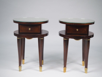Vente aux enchères Paire de chevets de style 1940 en bois verni et laiton, ouvrant à un t