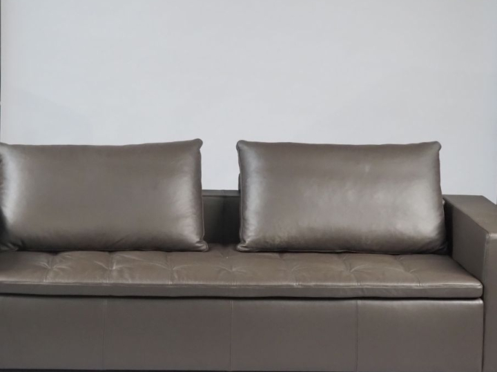 Canapé moderne en cuir taupe, quatre places, très bon état Dm. 62 x 24