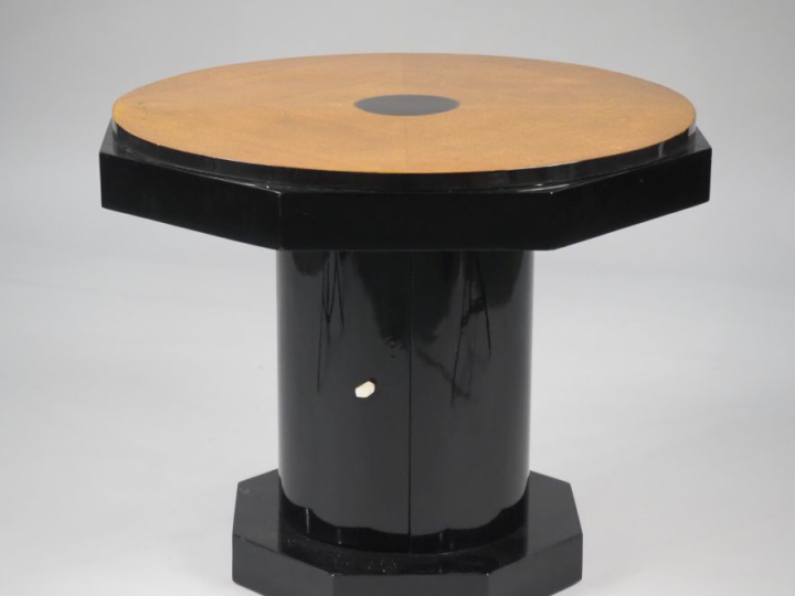 Table basse 1940 en bois noirci et bois clair, plateau à pans coupés. 