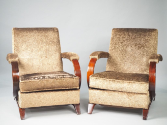 Vente aux enchères Paire de fauteuils club en bois teinté et velours mordoré, accotoirs a