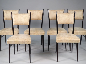 Vente aux enchères 6 chaises de salle à manger de style 1950 en bois verni et tissu beige