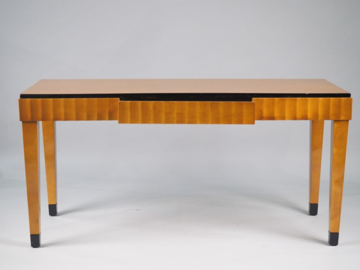 Console de style 1940 en bois clair et noirci, belle ceinture ondulée,