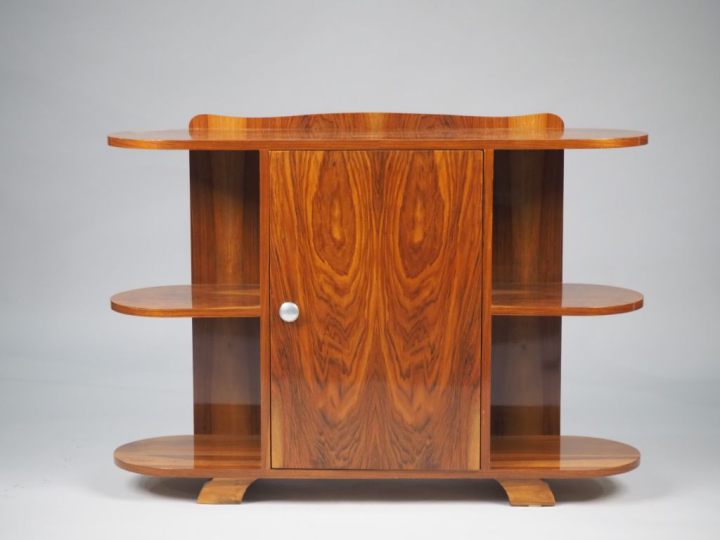 Bar de style Art Déco, en placage de noyer, ouvrant à une porte entour