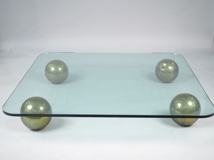 Table basse, pieds en forme de boule en laiton, plateau verre.  Dim. 1