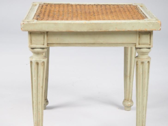 Vente aux enchères Tabouret canné de style Louis XVI en bois laqué gris. Dim. 36,5 x 37,5