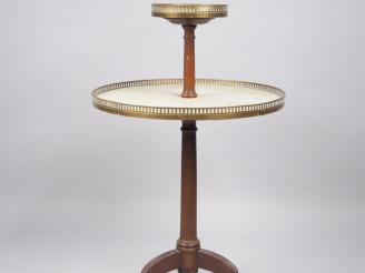 Vente aux enchères Serviteur muet de style Louis XVI en acajou, deux plateaux marbre blan