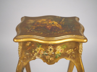 Vente aux enchères Petit table chiffonnier de style Louis XV, décor de jeune bergère en v