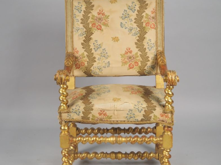Fauteuil en bois doré de style Louis XIII, garniture en soie à décor d