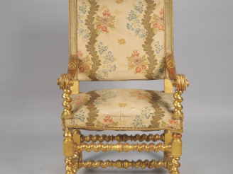 Vente aux enchères Fauteuil en bois doré de style Louis XIII, garniture en soie à décor d