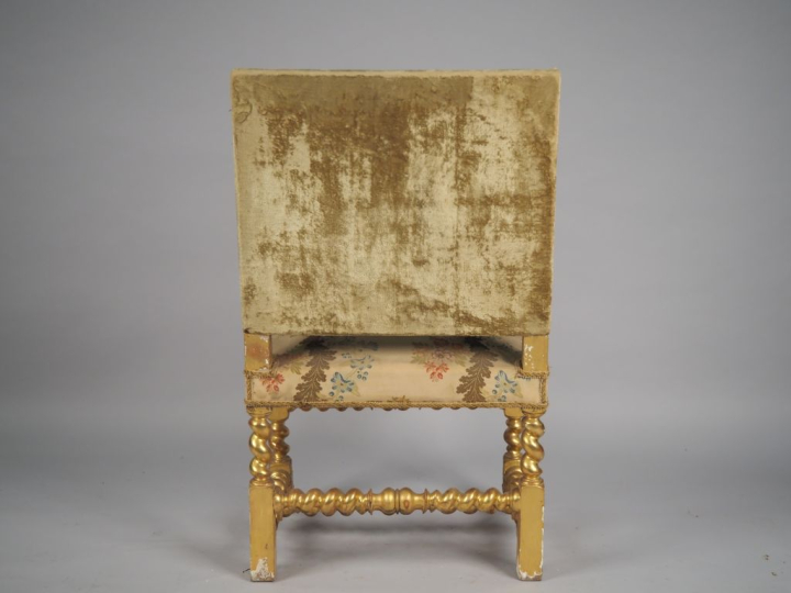 Fauteuil en bois doré de style Louis XIII, garniture en soie à décor d