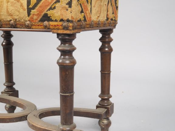 Tabouret de style Louis XIII, garniture de tapisserie. Dim. 50 49 x 34