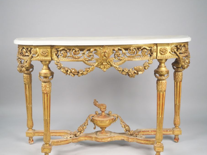Console de style Louis XVI en bois sculpté, doré et ajouré, décor de p
