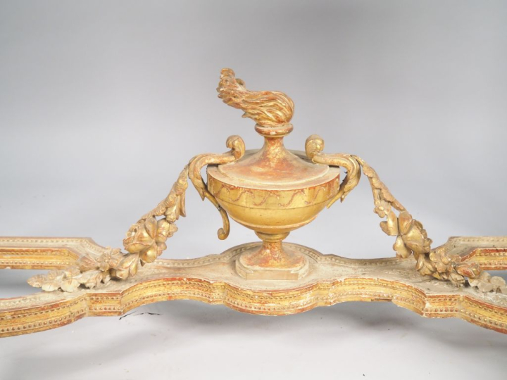 Console de style Louis XVI en bois sculpté, doré et ajouré, décor de p