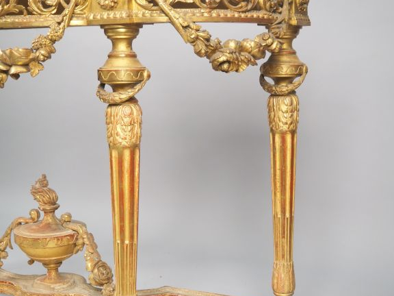 Console de style Louis XVI en bois sculpté, doré et ajouré, décor de p