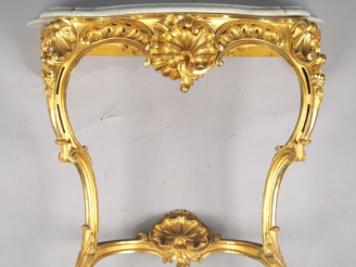 Vente aux enchères Console Napoléon III de style Louis XV en bois sculpté et doré, à déco