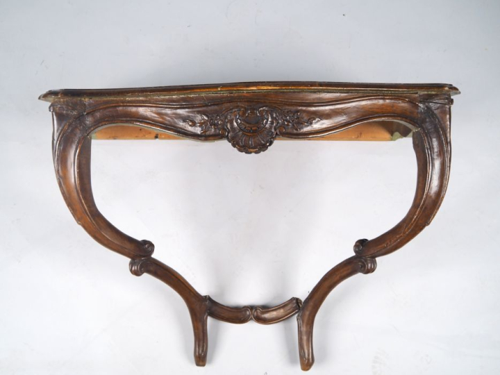 Console Louis XV provençale en noyer mouluré et sculpté, à décor de pa