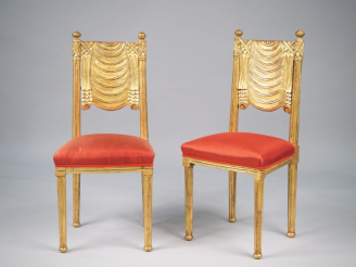 Vente aux enchères Paire de chaises de style Louis XVI en bois doré à décor de draperie e