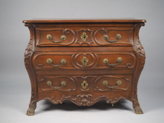 Vente aux enchères Commode tombeau de style Louis XV en noyer mouluré et sculpté, à décor