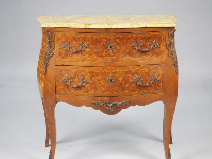 Commode de style Louis XV en marqueterie, à décor de croisillons, dess