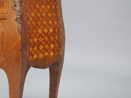 Commode de style Louis XV en marqueterie, à décor de croisillons, dess