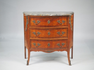 Vente aux enchères Commode de style Louis XV en marqueterie, à décor de croisillons, dess