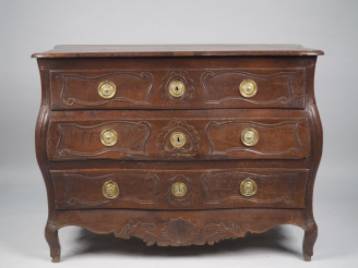 Vente aux enchères Commode tombeau Louis XV en bois naturel mouluré et sculpté, ouvrant à