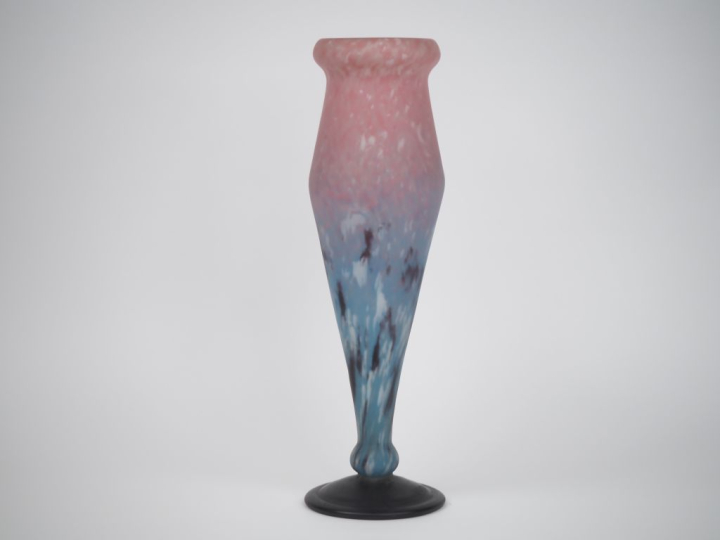 SCHNEIDER.  Vase balustre en verre marbré rose bleu et blanc. Signé H.