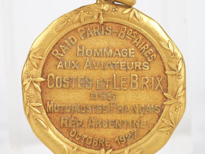 Médaille commémorative en or du Raid Paris Buenos-Aires portant la men