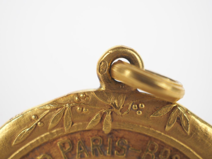 Médaille commémorative en or du Raid Paris Buenos-Aires portant la men