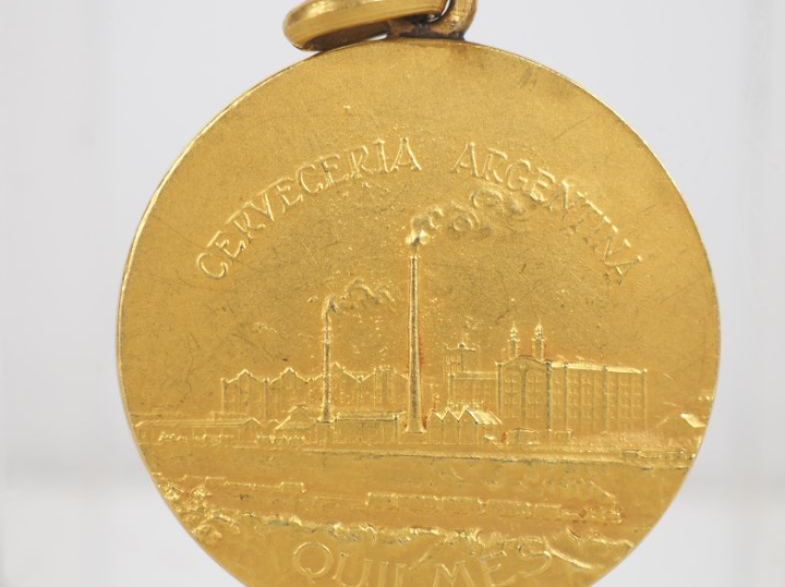 Médaille en or de la Société Quilmes Cerviceria Argentina offerte à "l