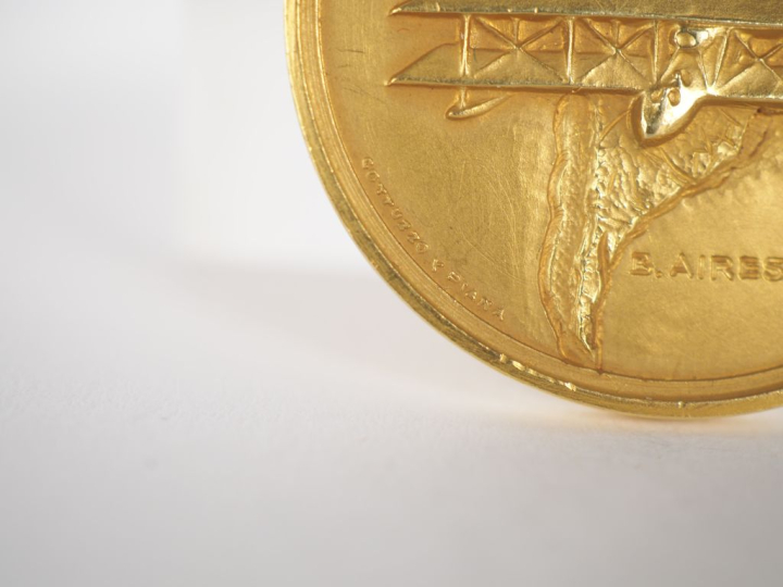 COTTUZO Y PIANA.  Médaille en or "Paris Buenos-Aires", "A nuestro Vale