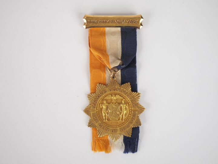 MEDAILLE DE RECOMPENSE OFFERTE PAR LE MAIRE DE NEW YORK A DIEUDONNE CO