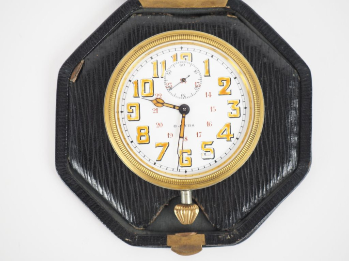 MONTRE DE BORD en métal argenté, cadran émail avec chiffres arabes et 