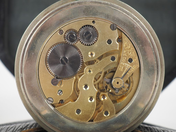 MONTRE DE BORD en métal argenté, cadran émail avec chiffres arabes et 